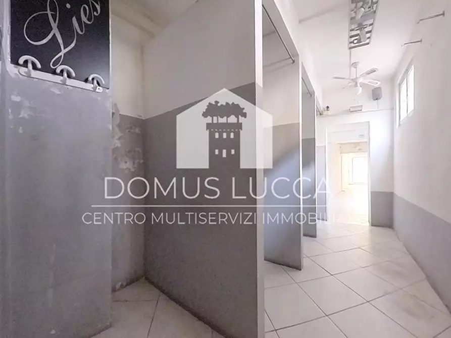 Immagine 9 di Negozio in affitto  a Lucca