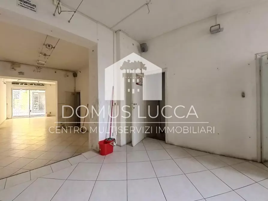 Immagine 6 di Negozio in affitto  a Lucca