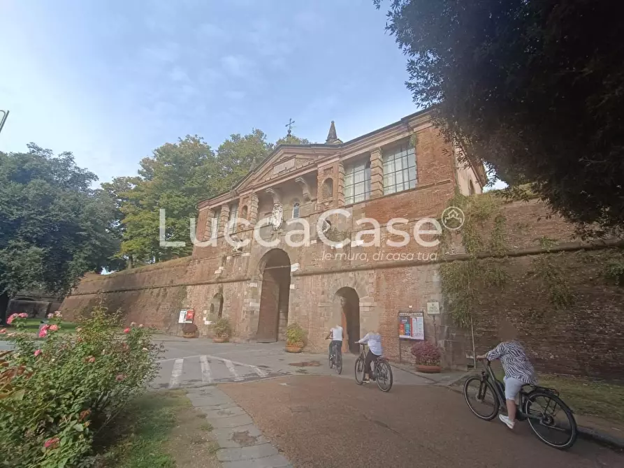 Immagine 15 di Ufficio in affitto  a Lucca