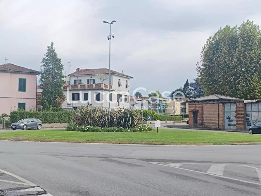 Immagine 10 di Ufficio in affitto  a Lucca