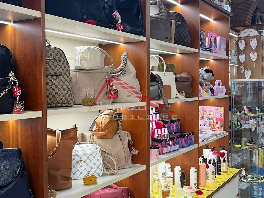 Immagine 4 di Attività commerciale in vendita  a Pisa