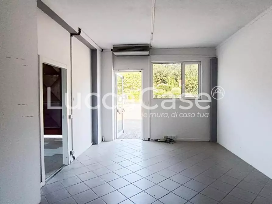 Immagine 12 di Capannone industriale in affitto  a Lucca