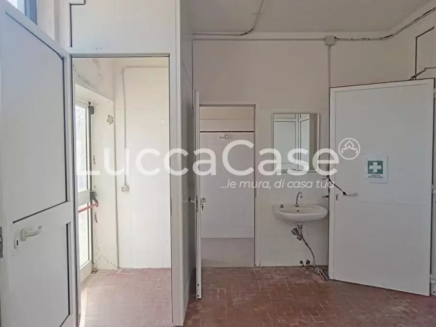 Immagine 16 di Capannone industriale in affitto  a Lucca