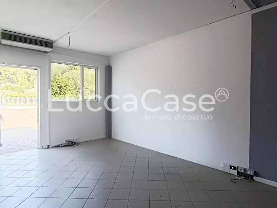 Immagine 14 di Capannone industriale in affitto  a Lucca