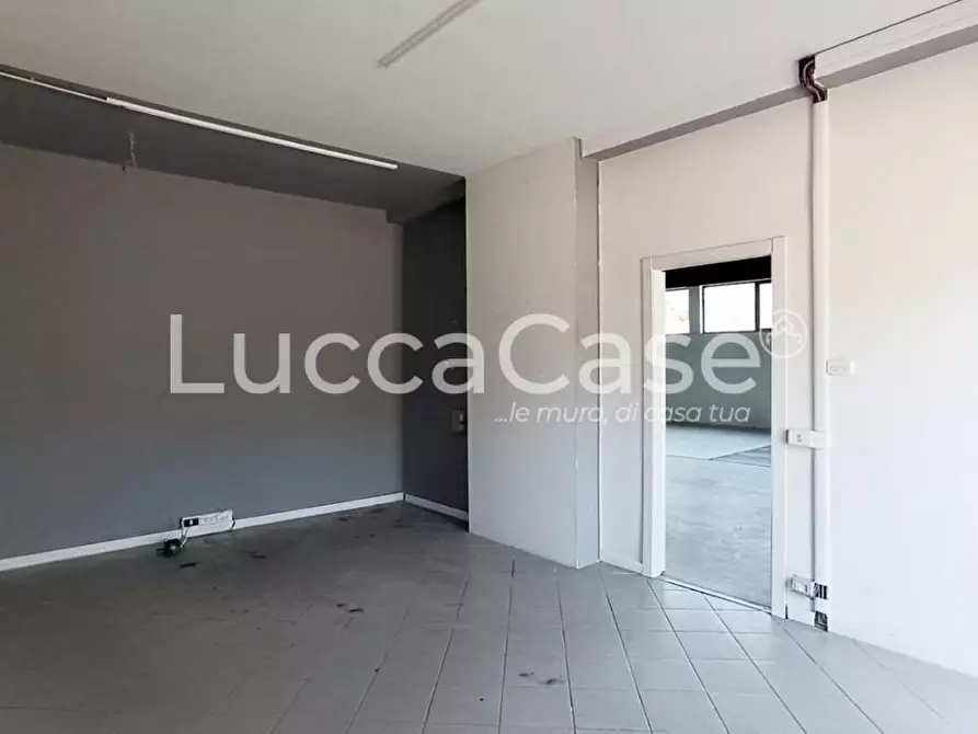 Immagine 13 di Capannone industriale in affitto  a Lucca