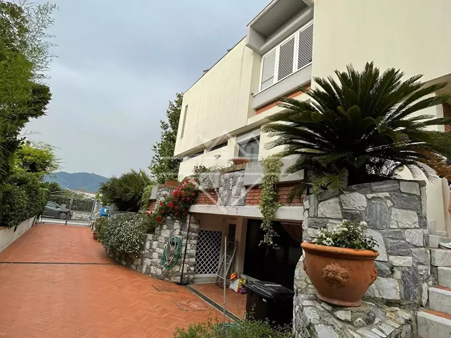 Immagine 4 di Casa bifamiliare in affitto  a Carrara