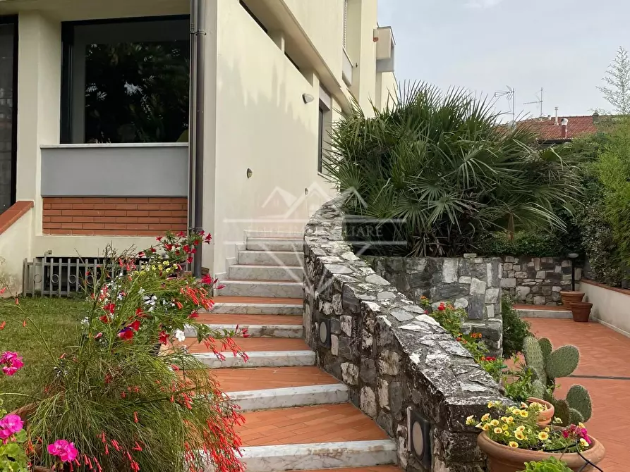 Immagine 5 di Casa bifamiliare in affitto  a Carrara