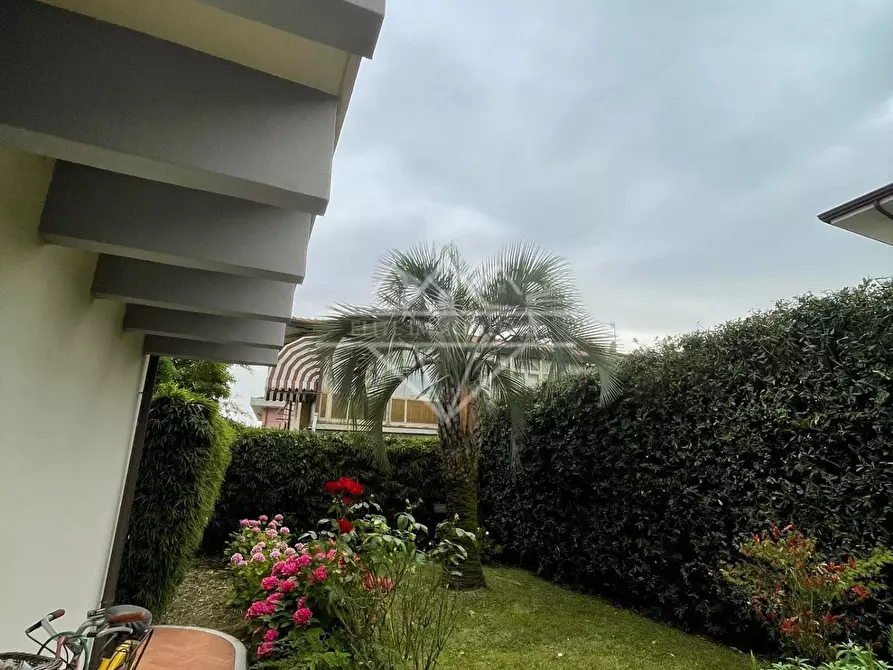 Immagine 38 di Casa bifamiliare in affitto  a Carrara