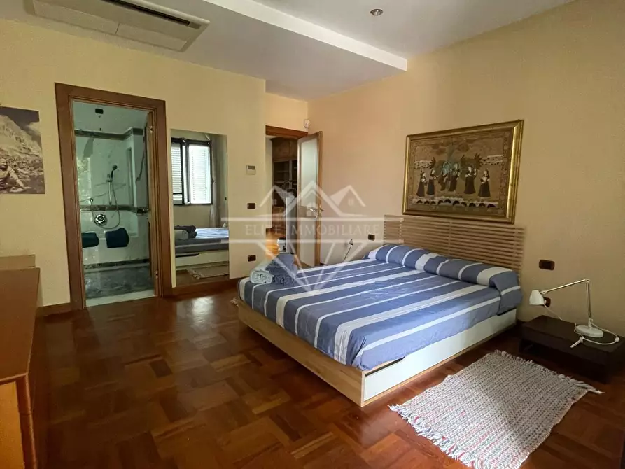 Immagine 17 di Casa bifamiliare in affitto  a Carrara