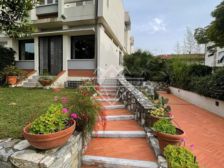 Immagine 2 di Casa bifamiliare in affitto  a Carrara