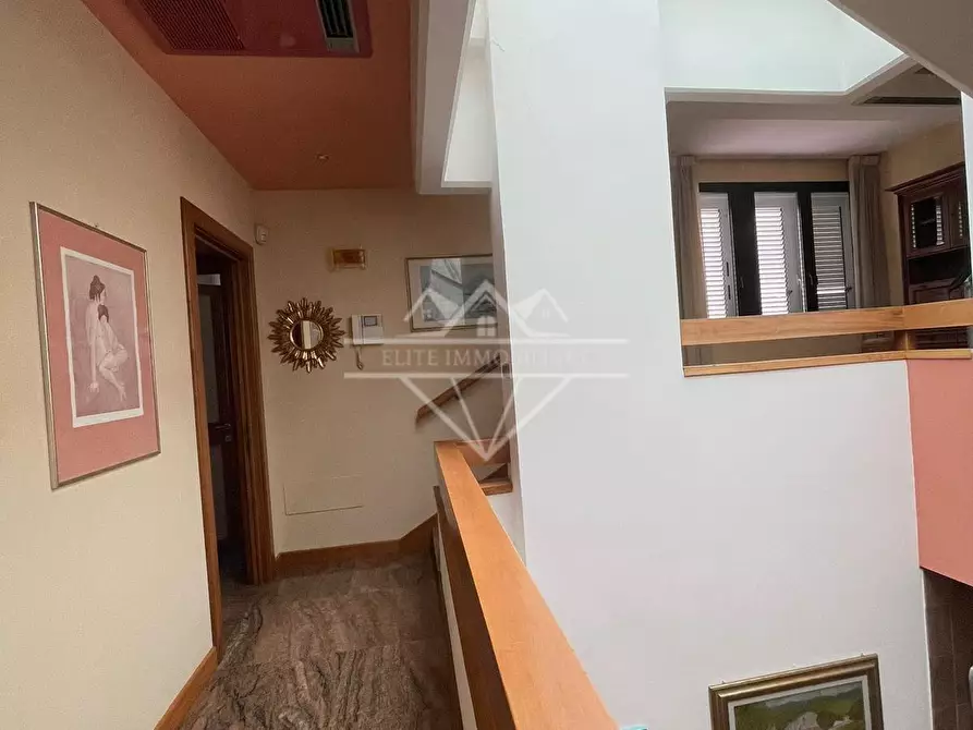 Immagine 31 di Casa bifamiliare in affitto  a Carrara