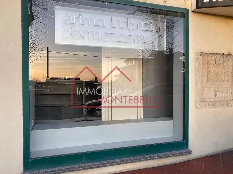 Immagine 10 di Locale commerciale in vendita  a Massarosa