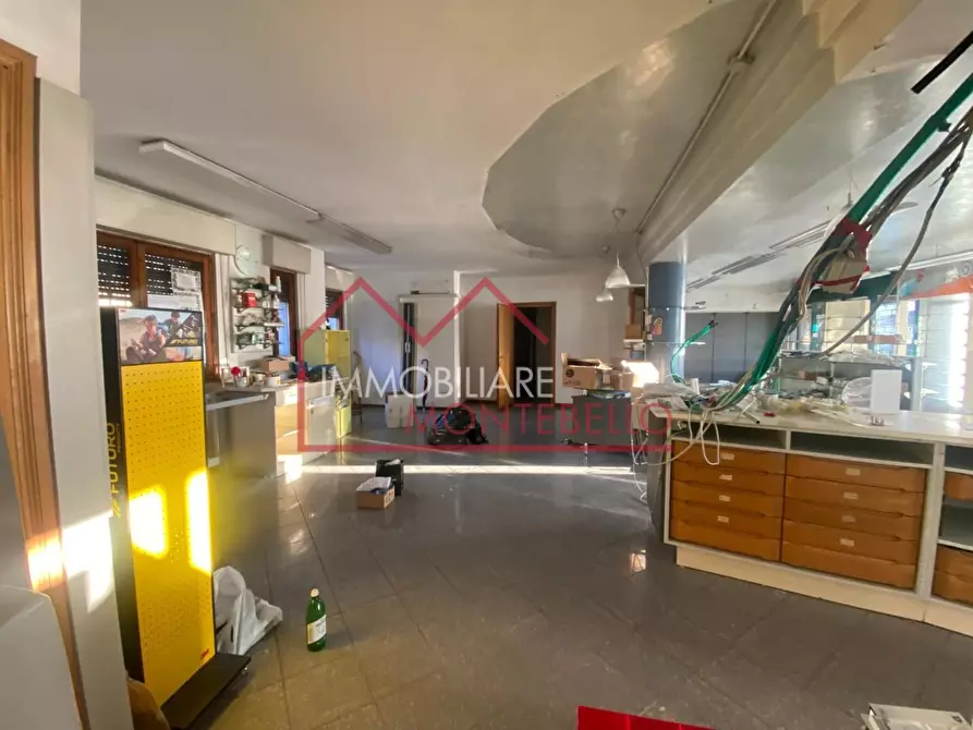 Immagine 2 di Locale commerciale in vendita  a Massarosa