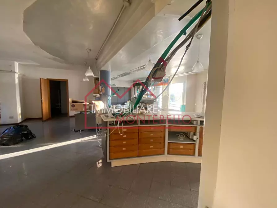 Immagine 6 di Locale commerciale in vendita  a Massarosa