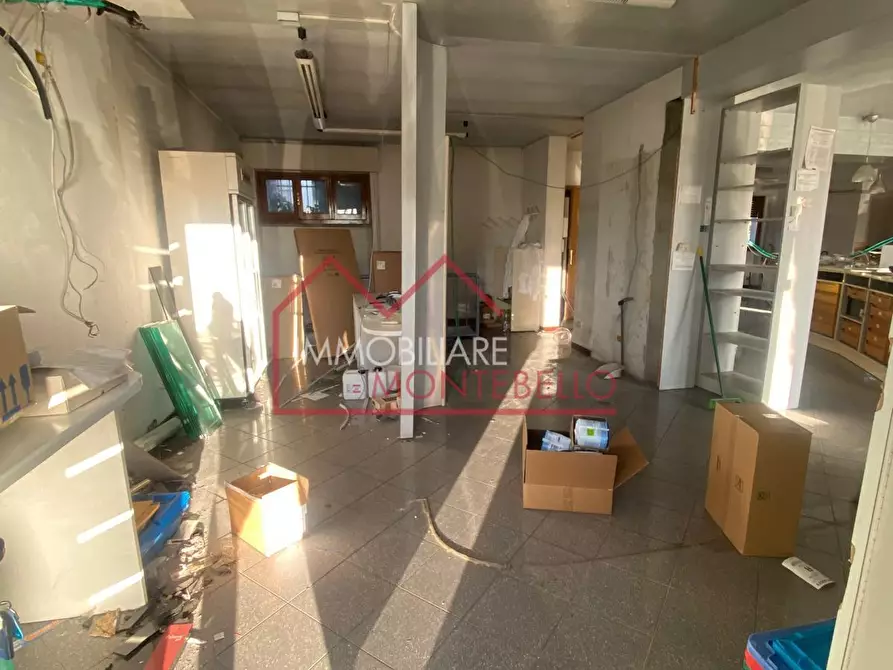Immagine 7 di Locale commerciale in vendita  a Massarosa