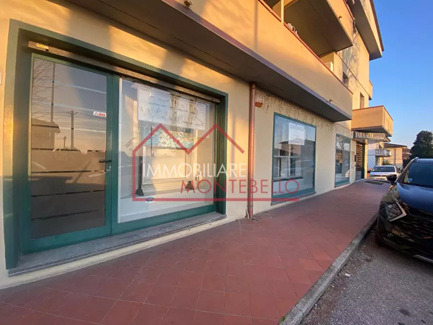 Immagine 8 di Locale commerciale in vendita  a Massarosa