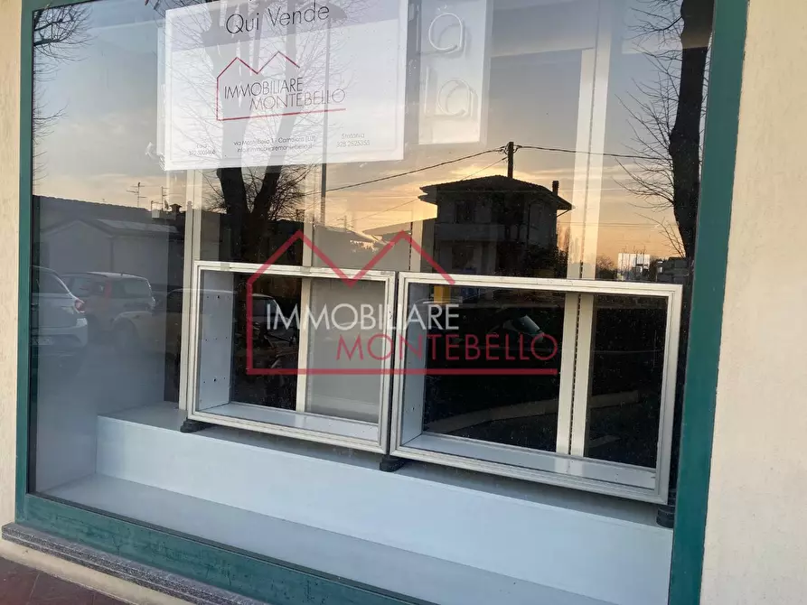 Immagine 11 di Locale commerciale in vendita  a Massarosa