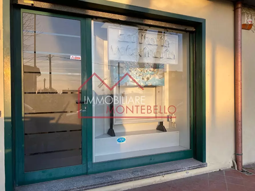 Immagine 9 di Locale commerciale in vendita  a Massarosa