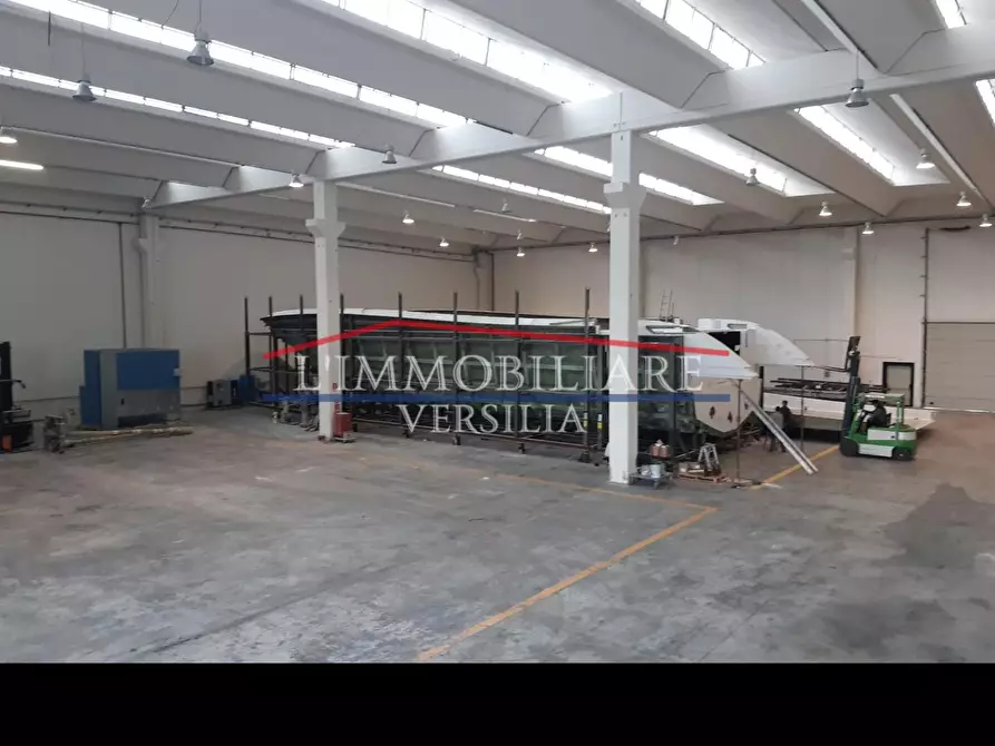 Immagine 4 di Capannone industriale in vendita  a Massa