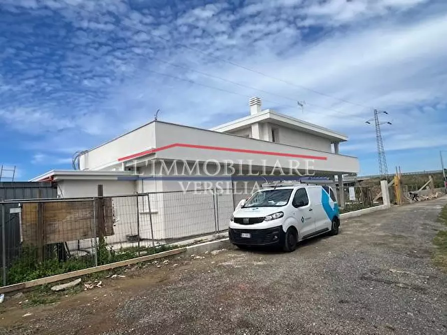 Immagine 1 di Villa in vendita  a Forte Dei Marmi