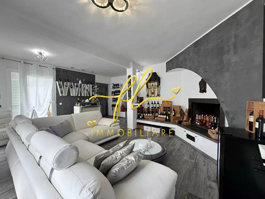 Immagine 3 di Villa in vendita  a Livorno