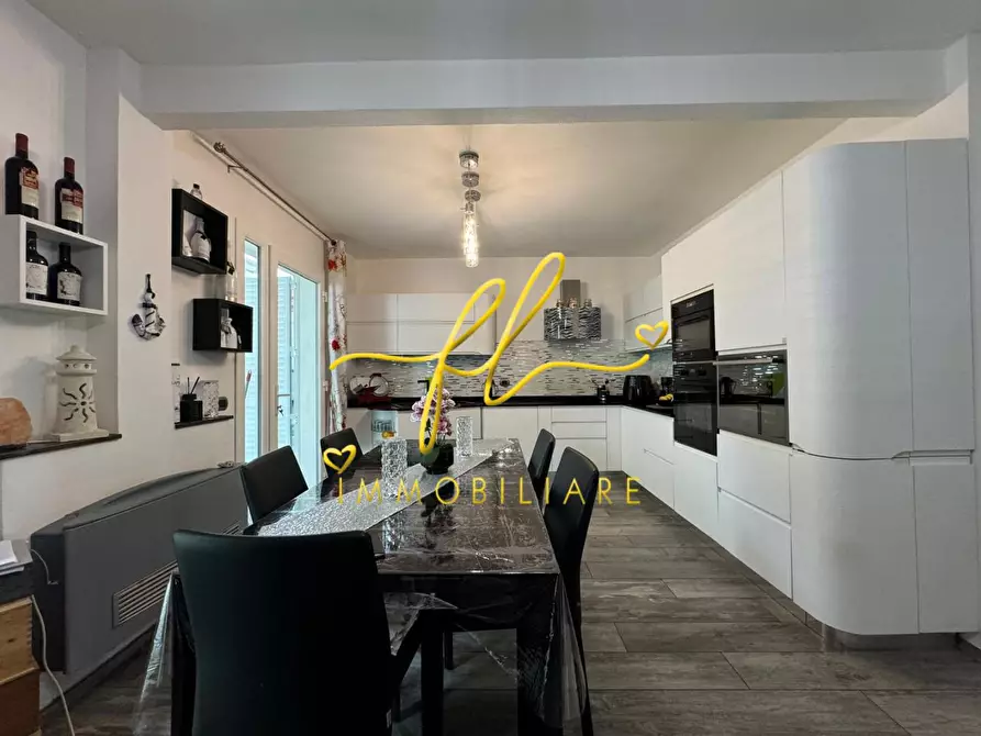 Immagine 10 di Villa in vendita  a Livorno