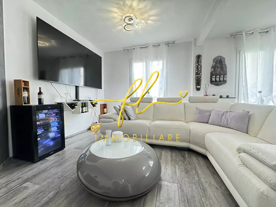 Immagine 7 di Villa in vendita  a Livorno