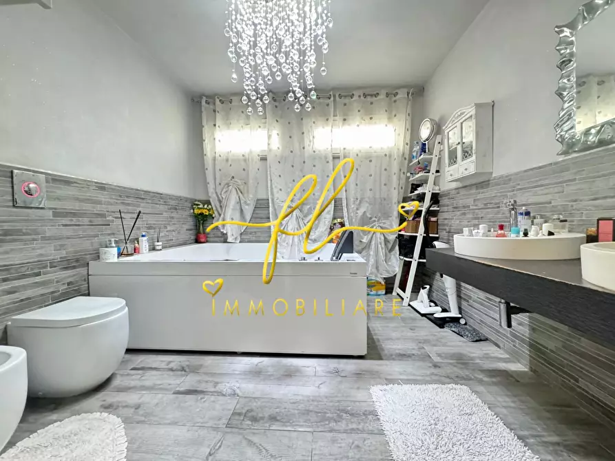 Immagine 32 di Villa in vendita  a Livorno