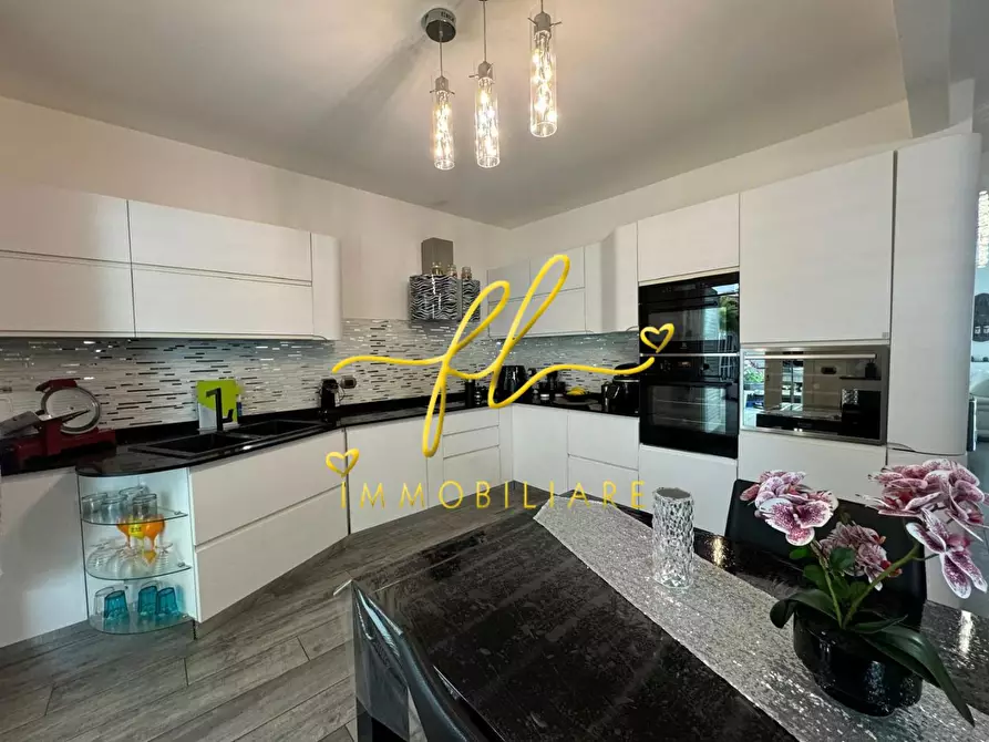 Immagine 9 di Villa in vendita  a Livorno