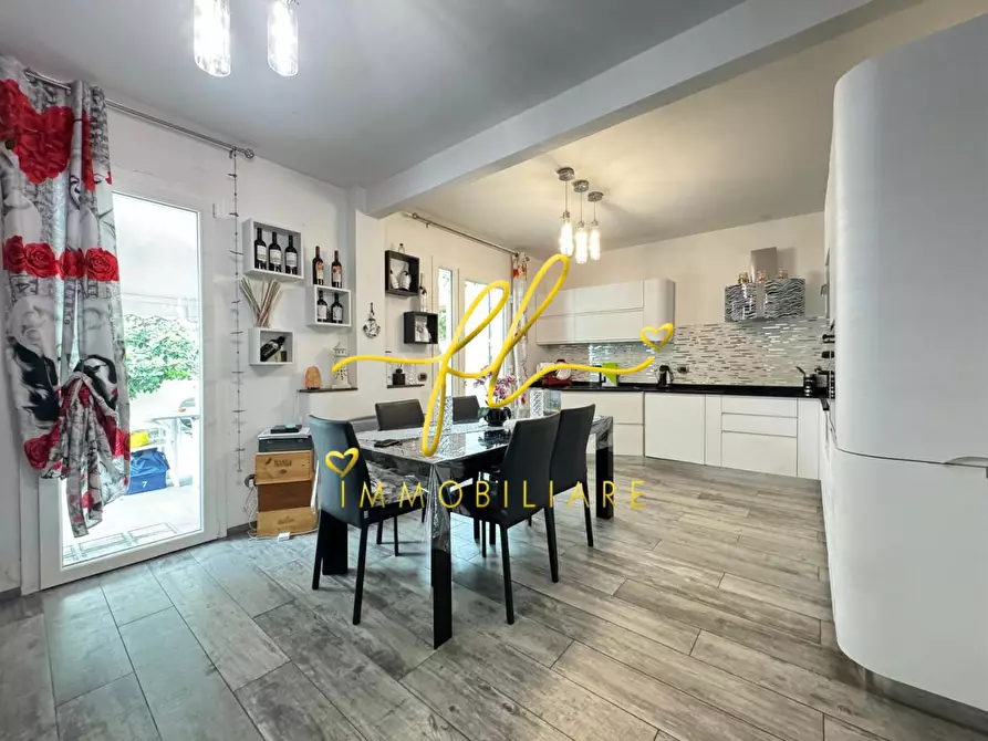 Immagine 8 di Villa in vendita  a Livorno