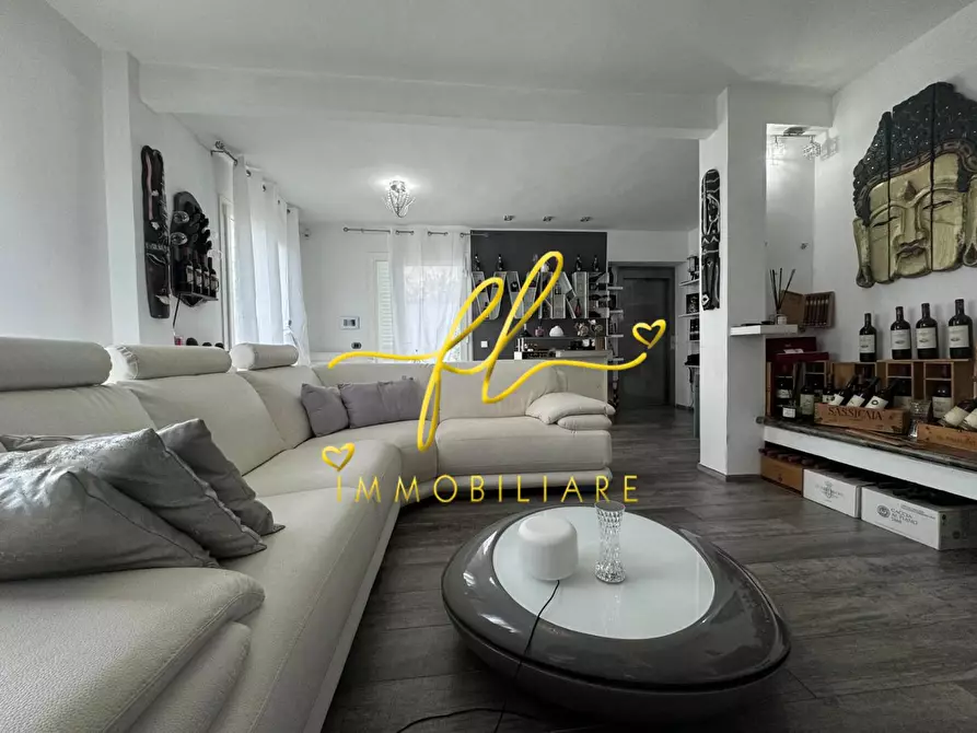 Immagine 2 di Villa in vendita  a Livorno