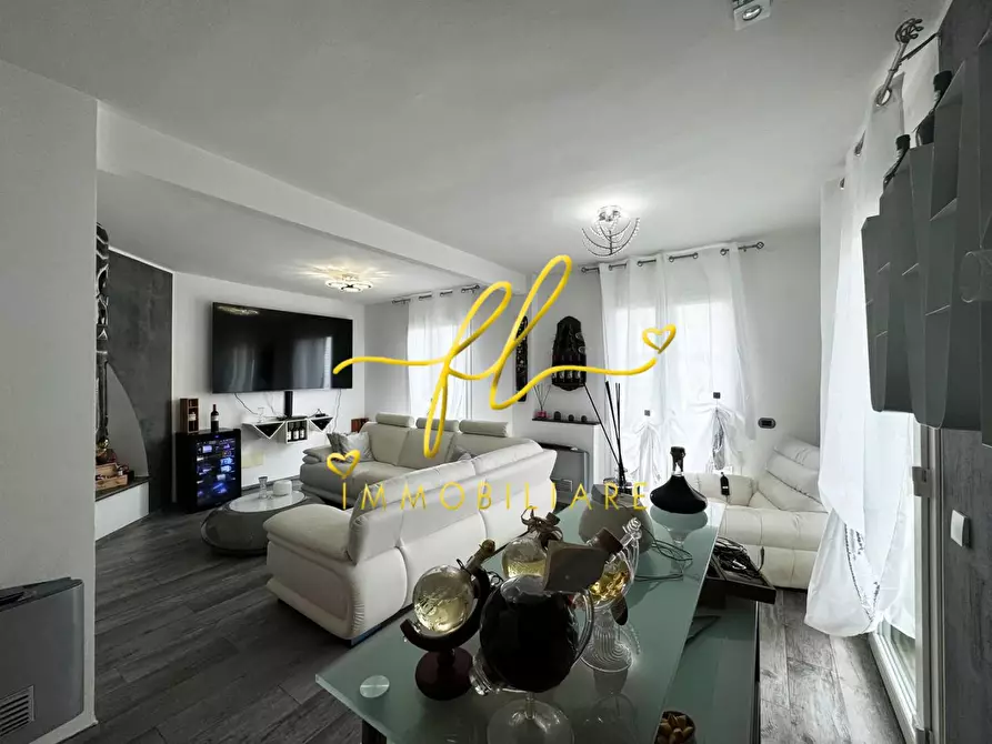 Immagine 5 di Villa in vendita  a Livorno