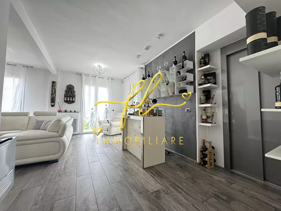 Immagine 4 di Villa in vendita  a Livorno