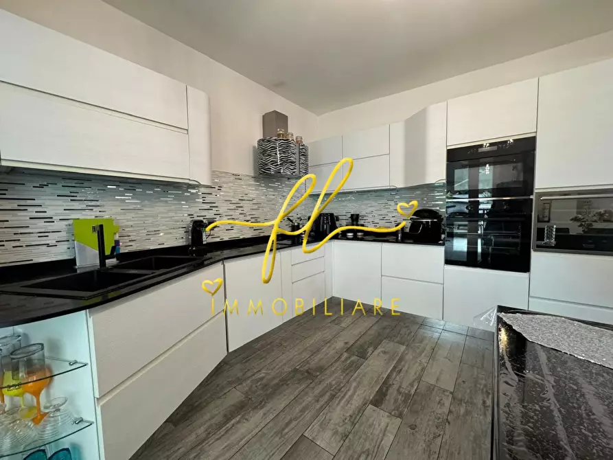 Immagine 12 di Villa in vendita  a Livorno