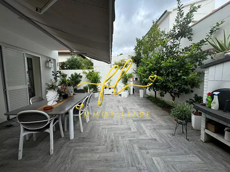 Immagine 38 di Villa in vendita  a Livorno