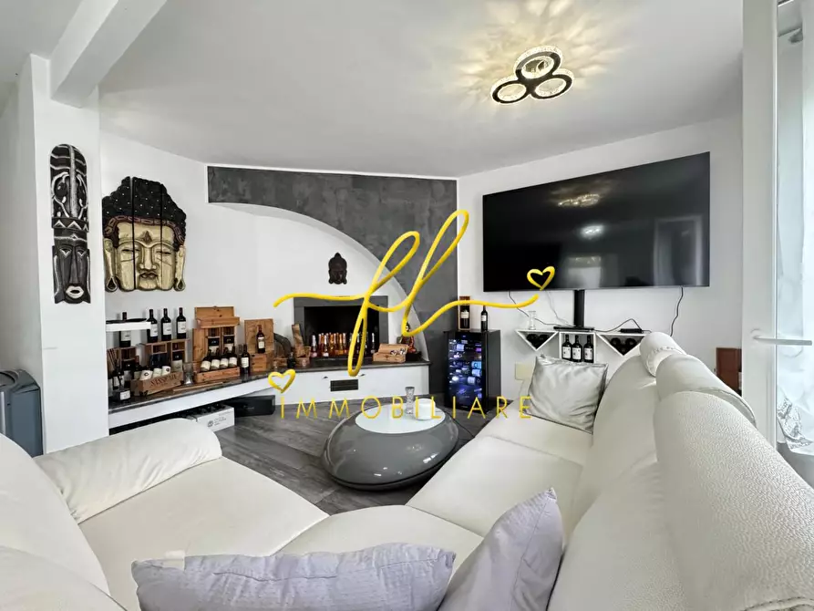 Immagine 1 di Villa in vendita  a Livorno