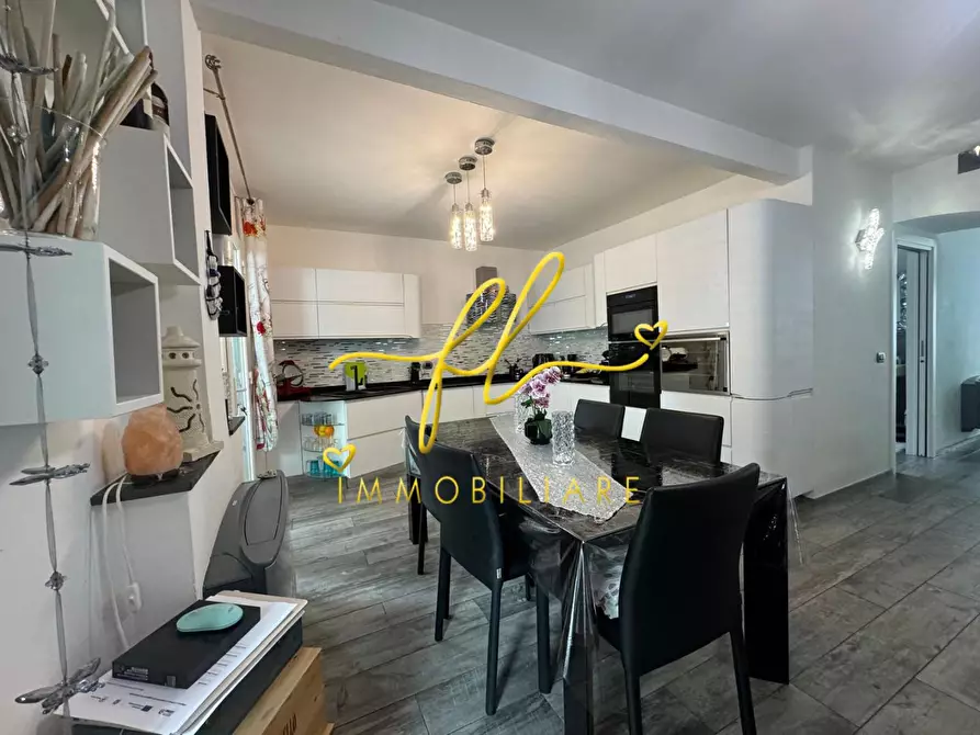 Immagine 11 di Villa in vendita  a Livorno