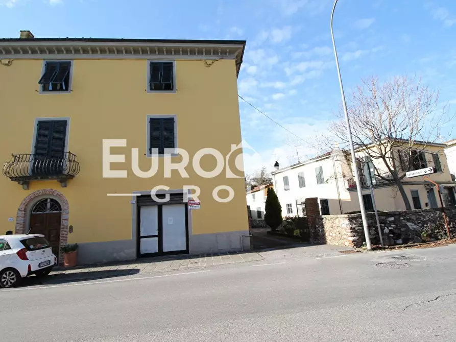 Immagine 1 di Negozio in vendita  a Lucca