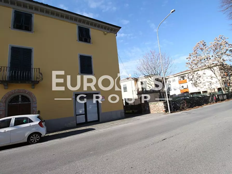 Immagine 3 di Negozio in vendita  a Lucca