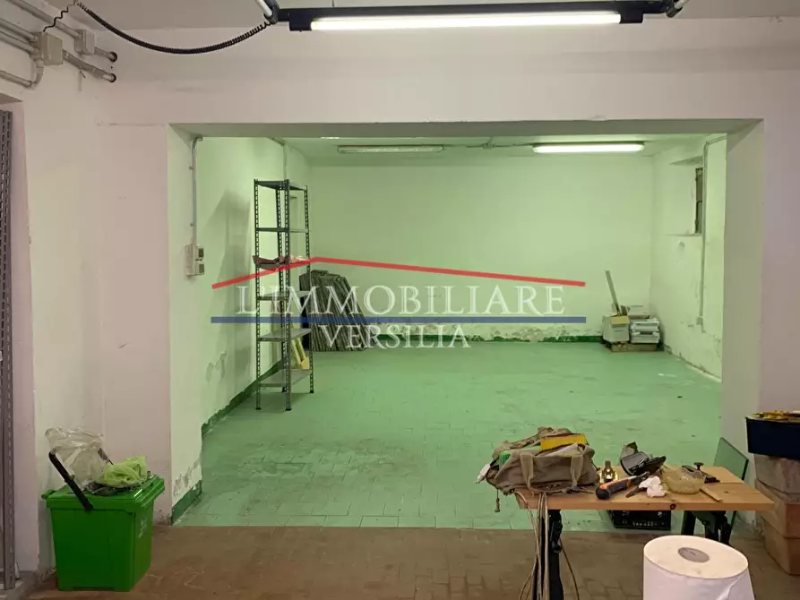 Immagine 2 di Magazzino in vendita  a Massa