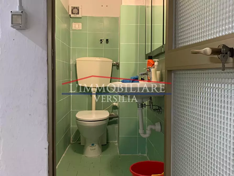 Immagine 8 di Magazzino in vendita  a Massa