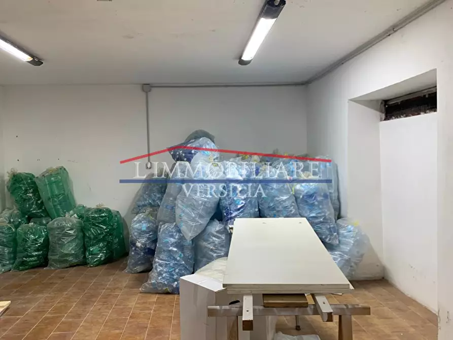 Immagine 3 di Magazzino in vendita  a Massa