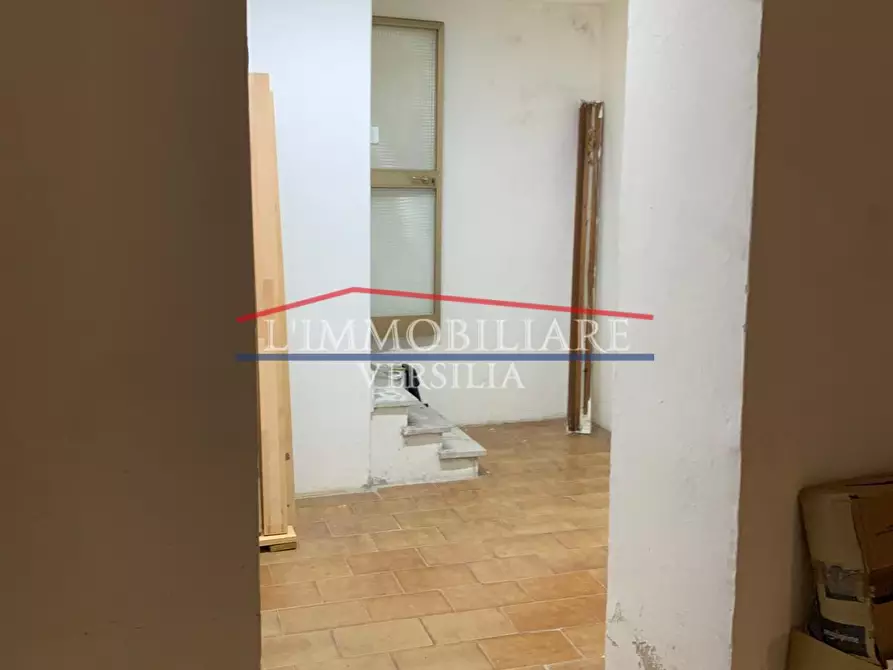 Immagine 4 di Magazzino in vendita  a Massa