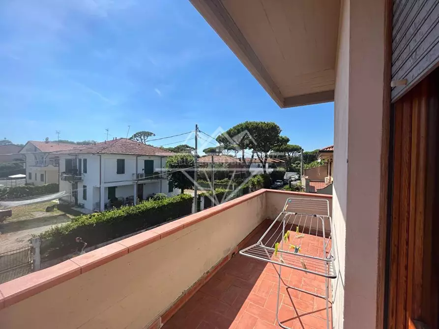 Immagine 22 di Casa bifamiliare in affitto  a Massa