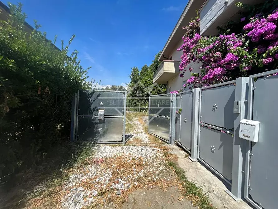 Immagine 25 di Casa bifamiliare in affitto  a Massa