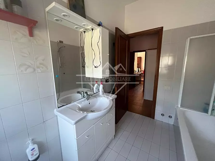 Immagine 17 di Casa bifamiliare in affitto  a Massa