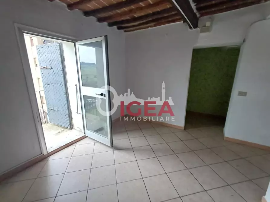 Immagine 3 di Locale commerciale in vendita  a Siena