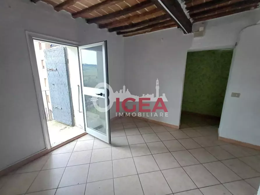 Immagine 1 di Locale commerciale in vendita  a Siena