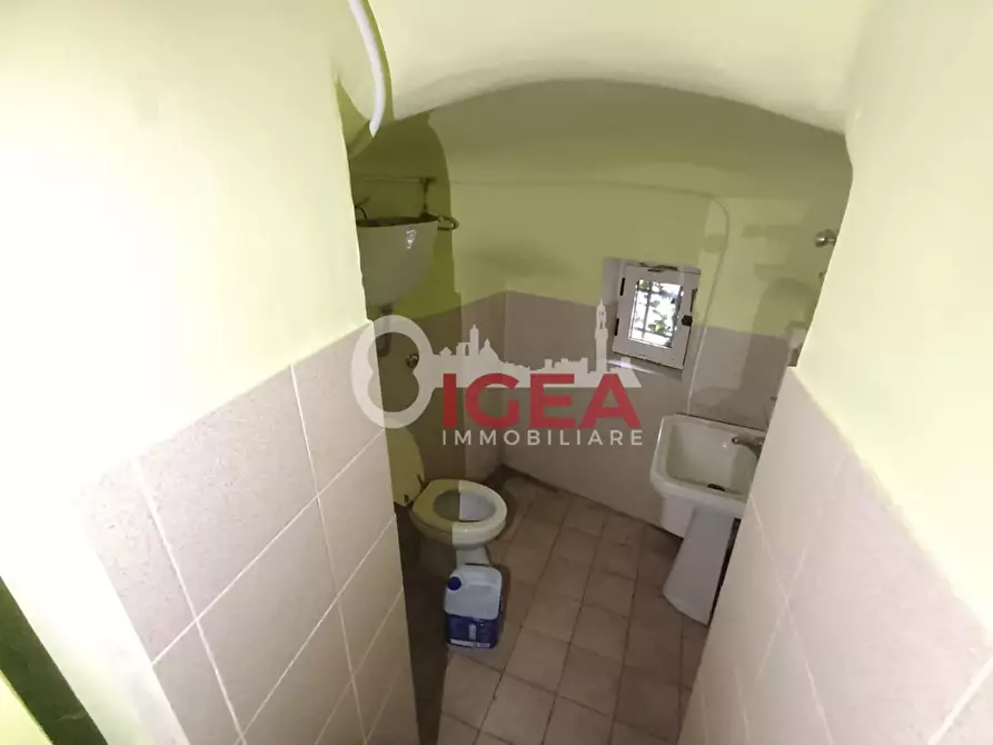 Immagine 9 di Locale commerciale in vendita  a Siena