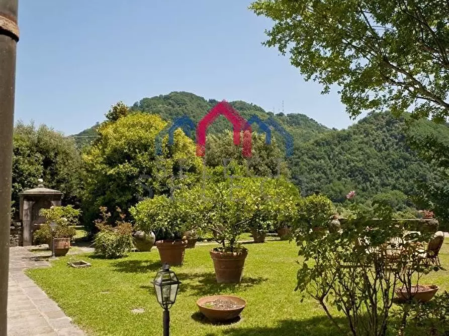 Immagine 2 di Villa in vendita  a Bagni Di Lucca